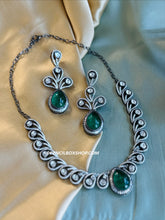 Load image into Gallery viewer, Classy New Victorian American Diamond twisted necklace set