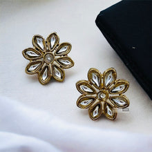 Load image into Gallery viewer, Golden antique Kundan Flower simple small stud earrings
