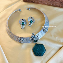 Load image into Gallery viewer, Green German silver dainty Carved Stone Hasli Necklace set