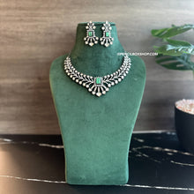 Load image into Gallery viewer, Victorian Doublet Tayani Gold plated Premium necklace set