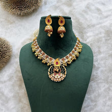 Load image into Gallery viewer, Kemp Stone Pearl golden Dainty Temple Necklace set