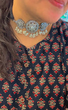 Load image into Gallery viewer, Aashi White German silver Flower stone necklace choker set