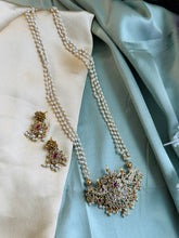Load image into Gallery viewer, Long Pearl Golden Ruby Green Peacock kemp stone temple Necklace set
