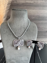 Load image into Gallery viewer, American Diamond Victorian invisible Premium Flower pendant set