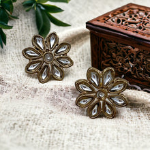 Load image into Gallery viewer, Golden antique Kundan Flower simple small stud earrings
