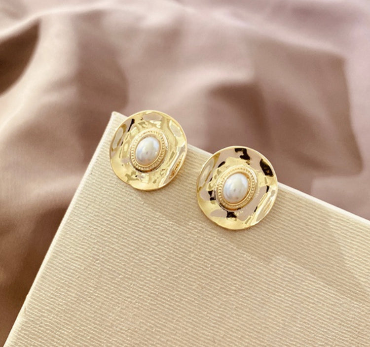 Golden Shiny Small Size Pearl Stud earrings IDW