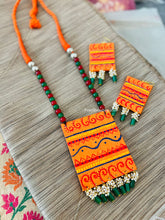 Load image into Gallery viewer, Handmade Handpainted Statement Orange Pearl multicolor necklace set
