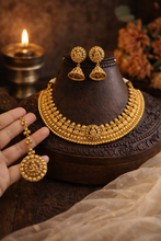 Load image into Gallery viewer, Lakshmi ji Golden Solid golden Necklace set with maangtikka
