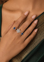 Load image into Gallery viewer, 2 finger Ring Rotating Flower Adjustable Size Solitaire Ring

