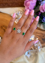 Load image into Gallery viewer, 2 finger Ring Rotating Flower Adjustable Size Solitaire Ring
