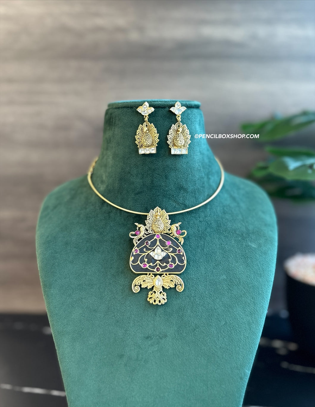 Black Inlay Gold plated moissanite Stone Hasli Dainty Necklace set