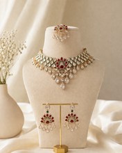 Load image into Gallery viewer, Moissanite Ruby green Statement Kundan necklace set with Maangtikka
