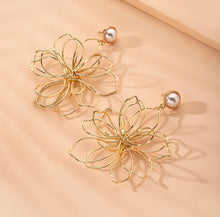 Load image into Gallery viewer, Pearl Golden Big Flower Earrings IDW
