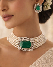 Load image into Gallery viewer, Kareena Inspired Doublet Emerald Pearl Solitaire Choker Necklace set

