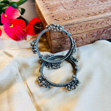 Load image into Gallery viewer, German Silver Ghungroo silver beads Openable Pair kada
