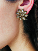 Load image into Gallery viewer, Golden antique Kundan Flower simple small stud earrings

