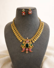 Load image into Gallery viewer, Pachi Jadau puligoru Pendant Necklace set
