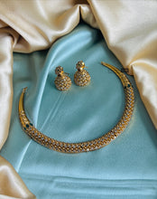 Load image into Gallery viewer, Golden Stone simple dainty hasli Necklace set

