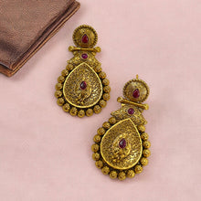 Load image into Gallery viewer, Golden Kundan Indian ethnic earrings
