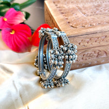 Load image into Gallery viewer, German Silver Ghungroo silver beads Openable Pair kada
