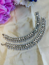 Load image into Gallery viewer, Pair of Silver Mirror with pearl Drop Anklet set
