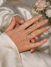 Load image into Gallery viewer, Nitashi Golden Solitaire Adjustable HandCuff Celebrity

