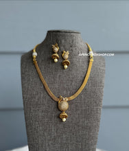 Load image into Gallery viewer, Peacock Cz Stone Simple dainty Necklace set
