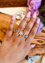 Load image into Gallery viewer, 2 finger Ring Rotating Flower Adjustable Size Solitaire Ring
