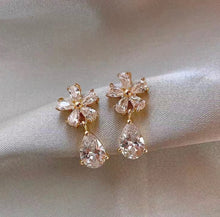Load image into Gallery viewer, Flower Alloy Small earrings IDW
