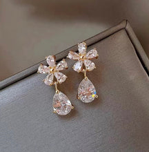Load image into Gallery viewer, Flower Alloy Small earrings IDW
