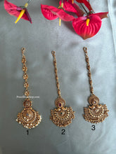 Load image into Gallery viewer, Golden Kemp Stone Dainty Maangtikka golden beads

