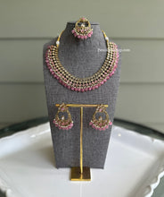Load image into Gallery viewer, Pink Polki Pearl kundan Polki Necklace set with Maangtikka
