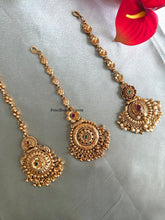 Load image into Gallery viewer, Golden Kemp Stone Dainty Maangtikka golden beads
