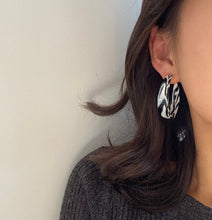 Load image into Gallery viewer, Black White Acrylic Hoop earrings IDW
