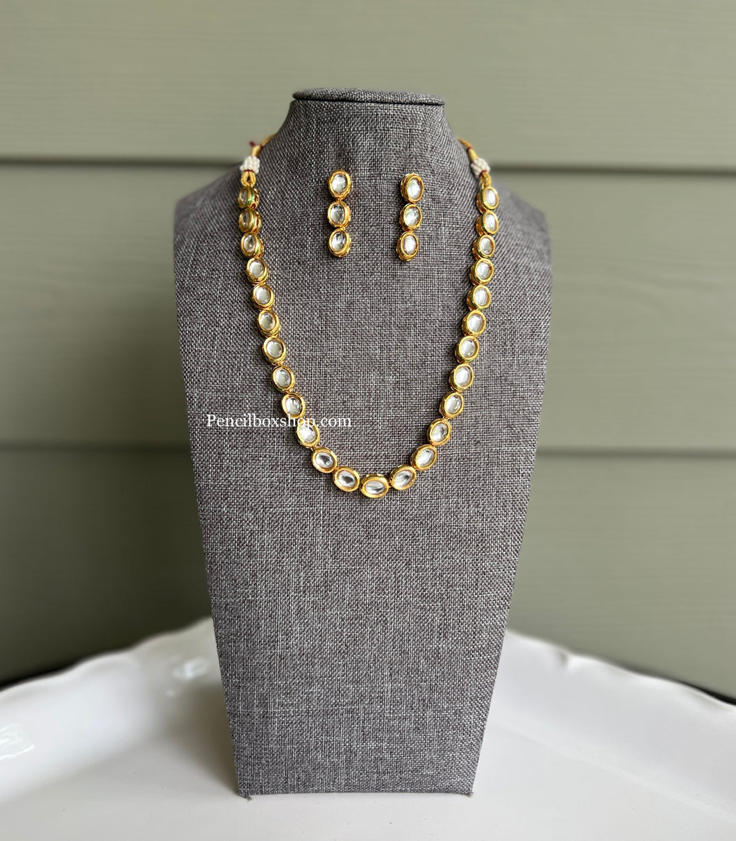 Oval Single line Kundan Necklace set back side meenakari