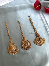 Load image into Gallery viewer, Golden Kemp Stone Dainty Maangtikka golden beads
