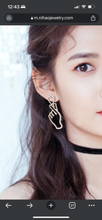 Load image into Gallery viewer, Gesture heart shape sleek stylish earrings IDW

