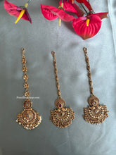 Load image into Gallery viewer, Golden Kemp Stone Dainty Maangtikka golden beads
