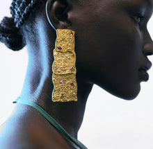 Load image into Gallery viewer, Golden hammered texture Stone Earrings IDW
