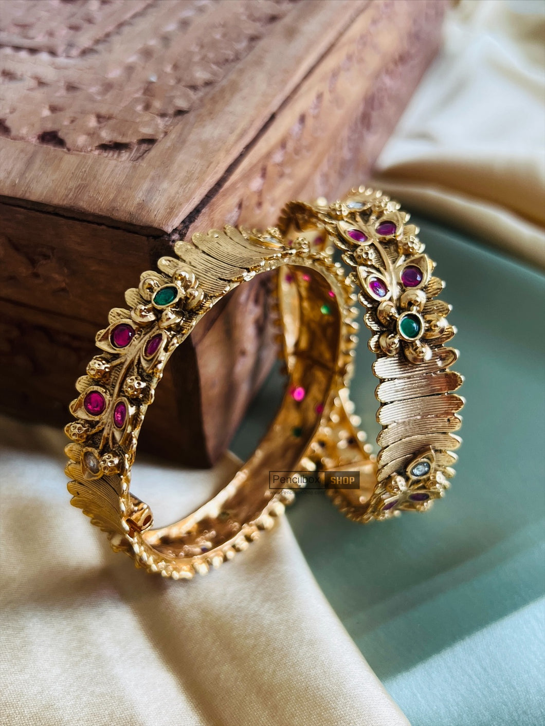 Set of 2 Bangles Flower Kemp stone Kundan Stone gold finish