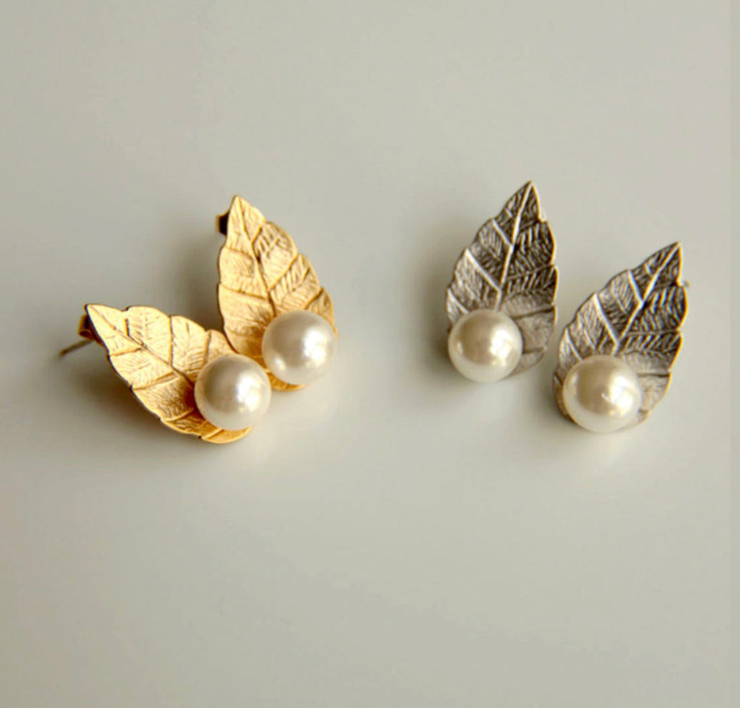 Leaf Pearl Small cute Stud earrings IDW