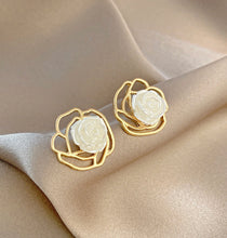 Load image into Gallery viewer, Bow Pearl Cz Stud earrings IDW
