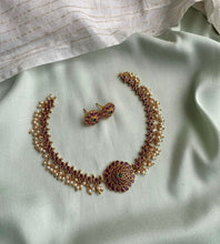 Load image into Gallery viewer, Golden Simple kemp stone Choker Necklace set
