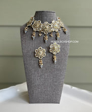 Load image into Gallery viewer, Flower Mirror Choker necklace set with maangtikka
