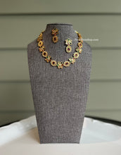 Load image into Gallery viewer, Flower Kemp Stone cz stone Temple Simple Necklace set
