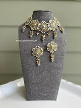 Load image into Gallery viewer, Flower Mirror Choker necklace set with maangtikka
