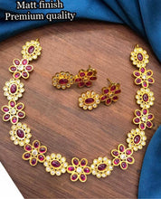 Load image into Gallery viewer, Flower Kemp Stone cz stone Temple Simple Necklace set

