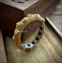 Load image into Gallery viewer, Round Pearl Jadau Kundan Rajasthani Openable Single Bangle
