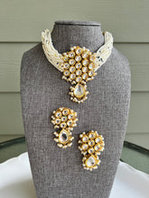 Load image into Gallery viewer, Premium quality Kundan Pearl Border choker Necklace set
