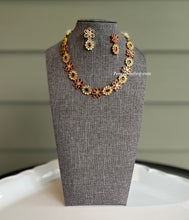 Load image into Gallery viewer, Flower Kemp Stone cz stone Temple Simple Necklace set
